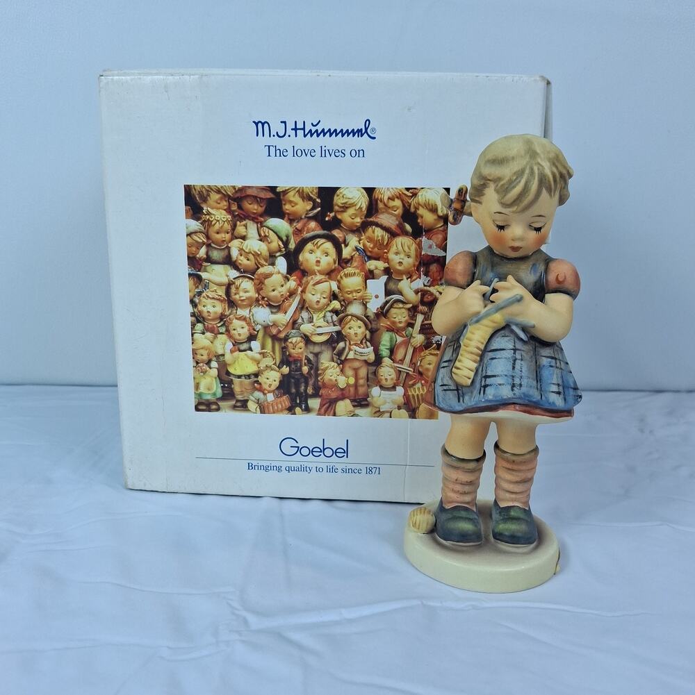 Goebel Hummel A Stitch In Time Figurine 255 Girl Knitting Vintage Boxed